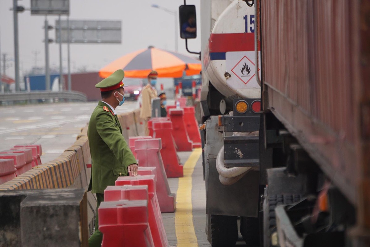 O to un u dai hang cay so tren cao toc ve Hai Phong-Hinh-8