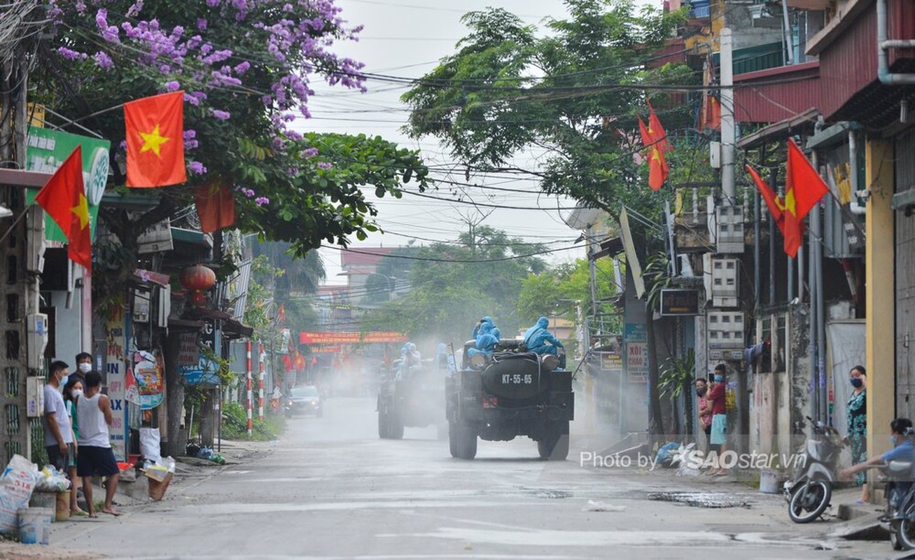 Anh: Xe dac chung phun khu khuan khu vuc phong toa tai Thuong Tin-Hinh-12