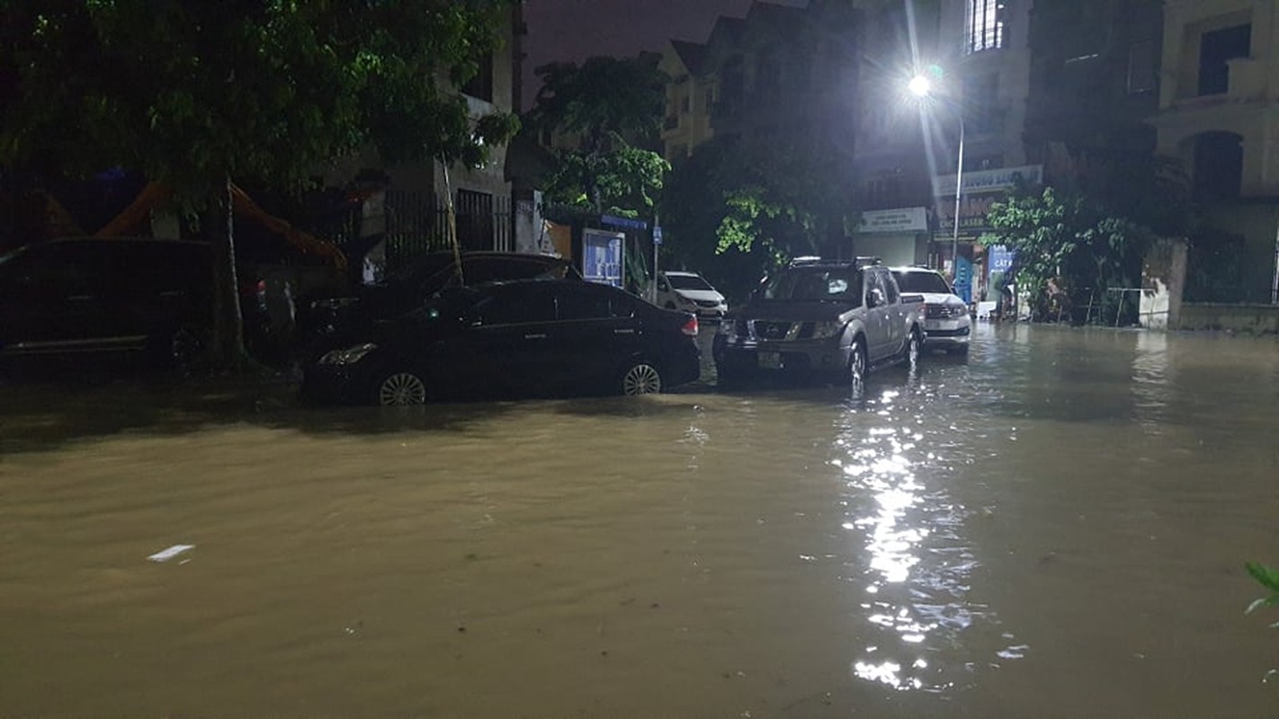 Ha Noi mua lon, nhieu tuyen duong ngap sau, cay coi gay do-Hinh-5