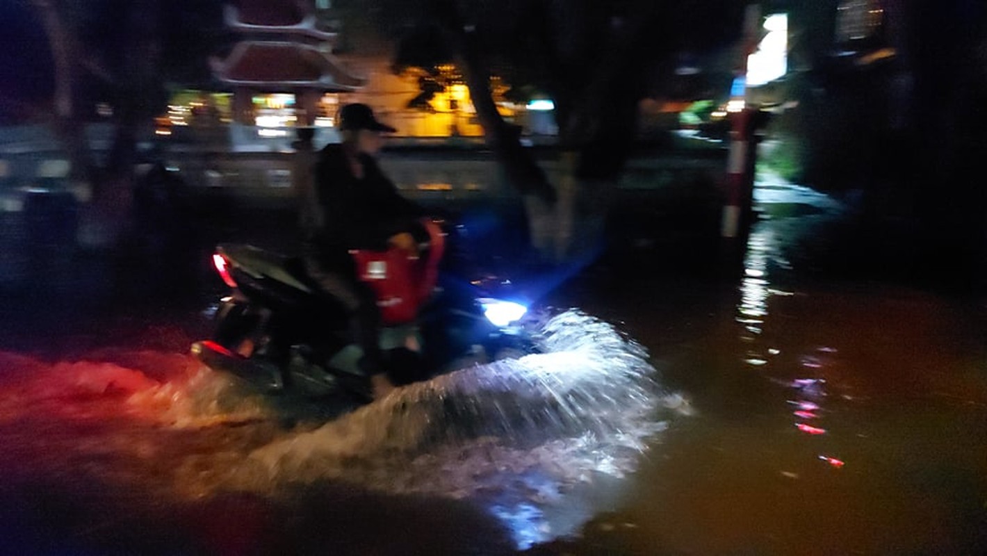 Ha Noi mua lon, nhieu tuyen duong ngap sau, cay coi gay do-Hinh-8