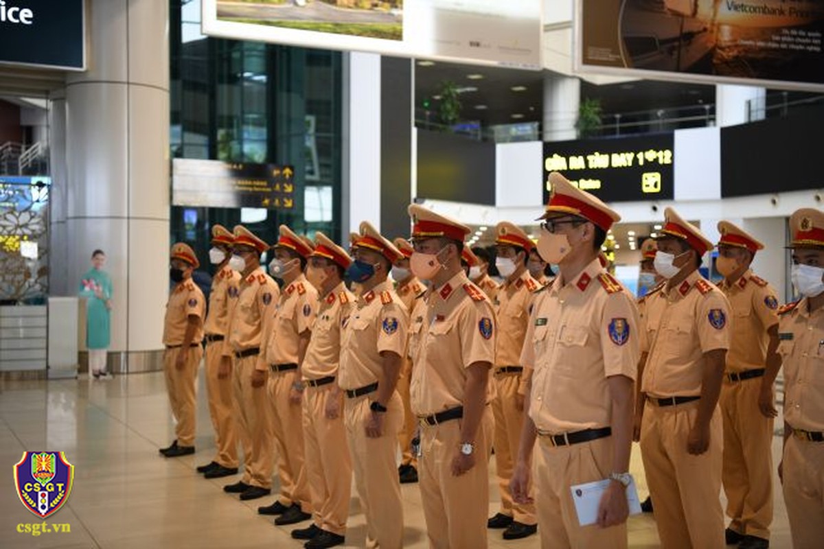 40 can bo CSGT Ha Noi len duong Nam tien giup TP. HCM chong dich