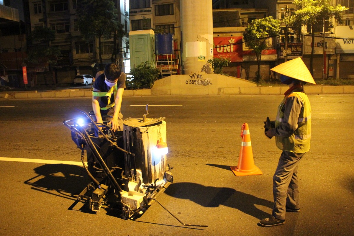 Nhung nguoi “ve duong” giua dem khi ca Ha Noi gian cach COVID-19-Hinh-3