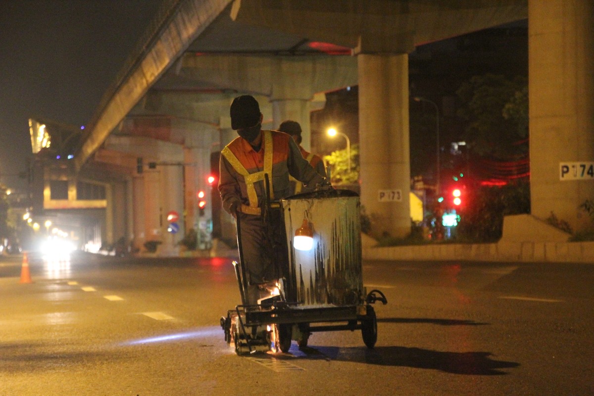 Nhung nguoi “ve duong” giua dem khi ca Ha Noi gian cach COVID-19-Hinh-8