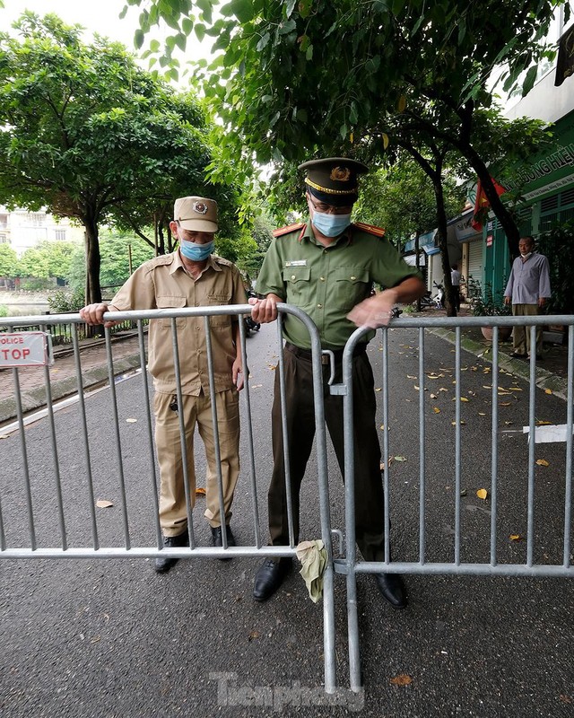 Ha Noi: Quan Dong Da lap 'mat than' kiem soat COVID-19-Hinh-11