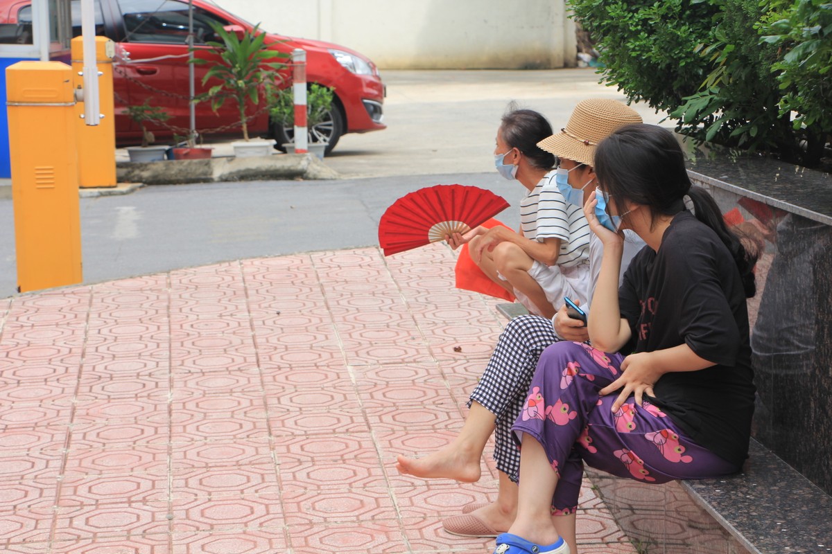 Ha Noi: Phong toa ngoi nha be gai 6 tuoi tu vong nghi bi bo bao hanh-Hinh-6