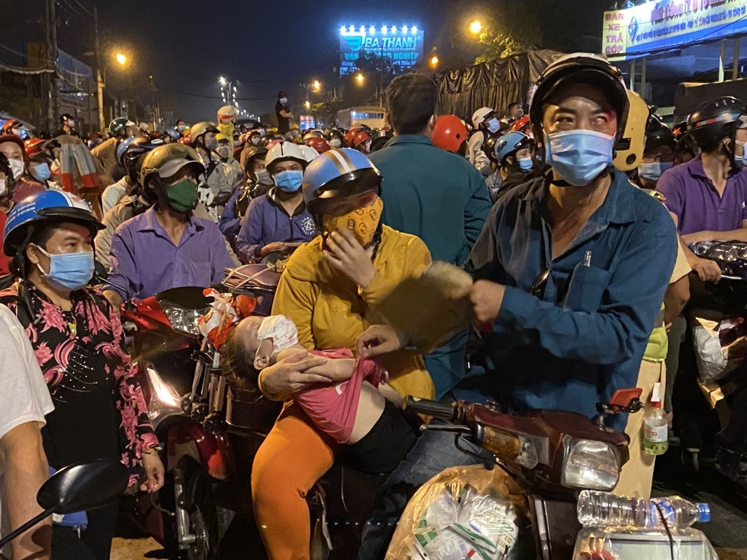 Hang nghin nguoi keo ve mien Tay trong dem, cua ngo TPHCM un u-Hinh-2