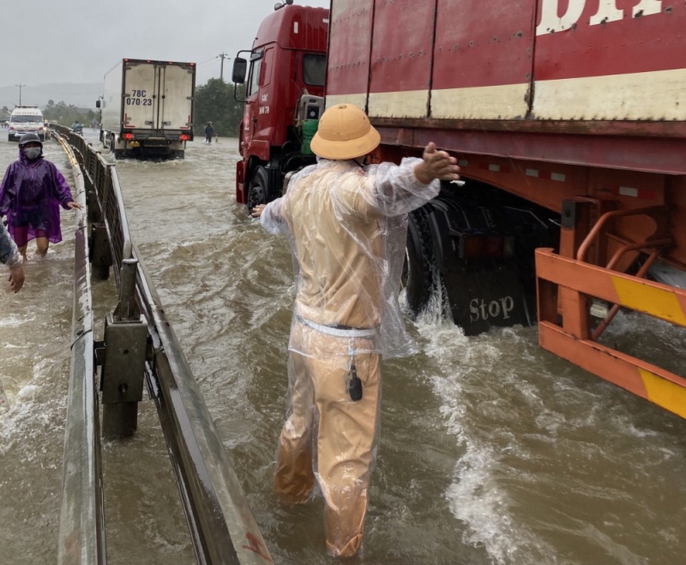 Canh sat giao thong dam minh trong mua lu don nguoi dan ve que-Hinh-2