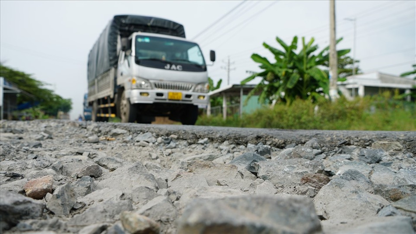 Vinh Long: Can canh o ga duoc va bang dat va gach vun tren Quoc lo 54-Hinh-13