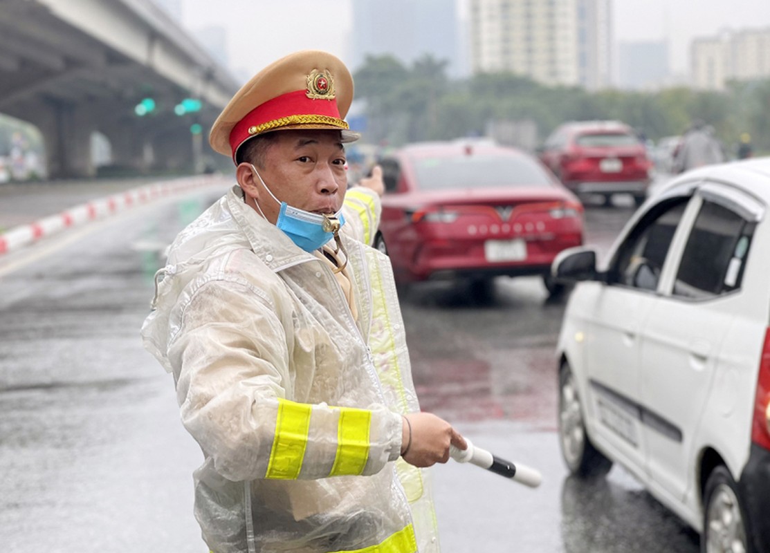 CSGT Ha Noi dam mua dieu tiet giao thong ngay nghi cuoi cung dip Tet-Hinh-2