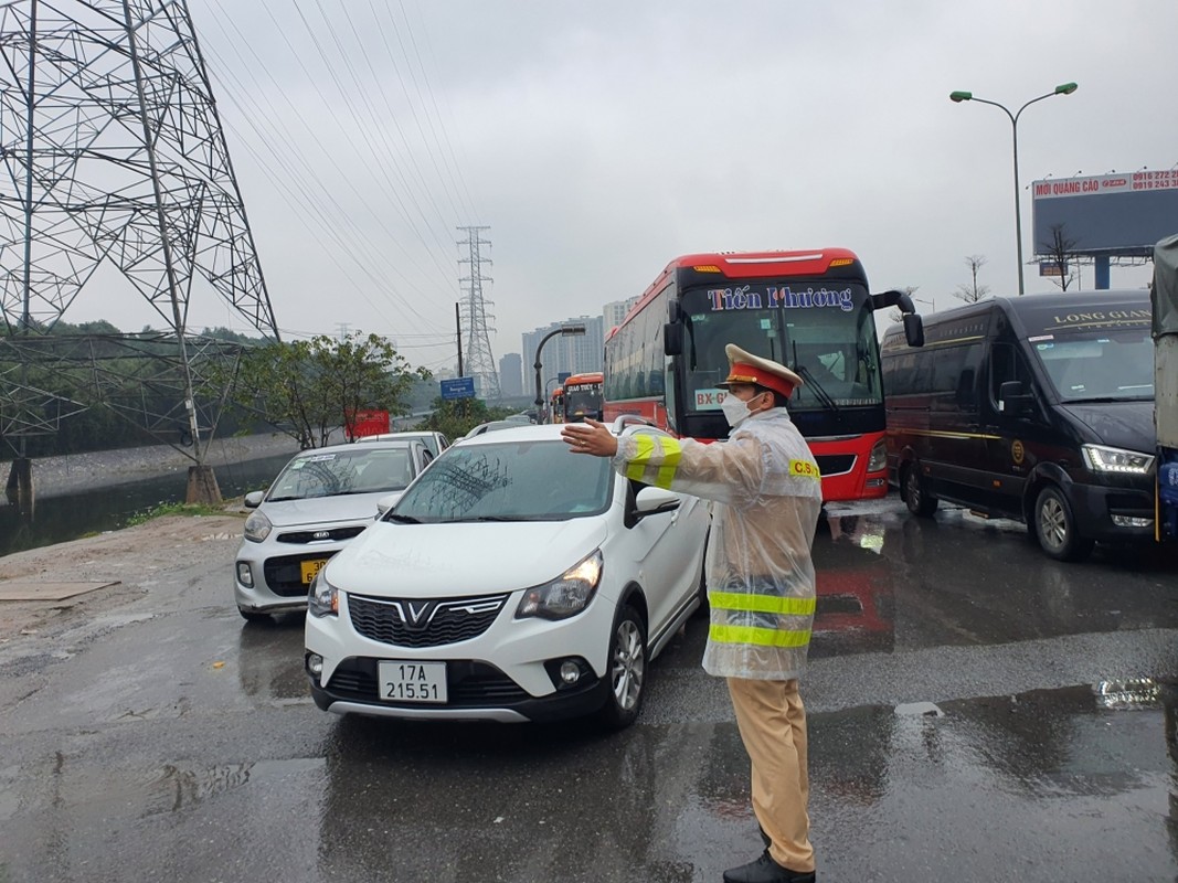 CSGT Ha Noi dam mua dieu tiet giao thong ngay nghi cuoi cung dip Tet-Hinh-3