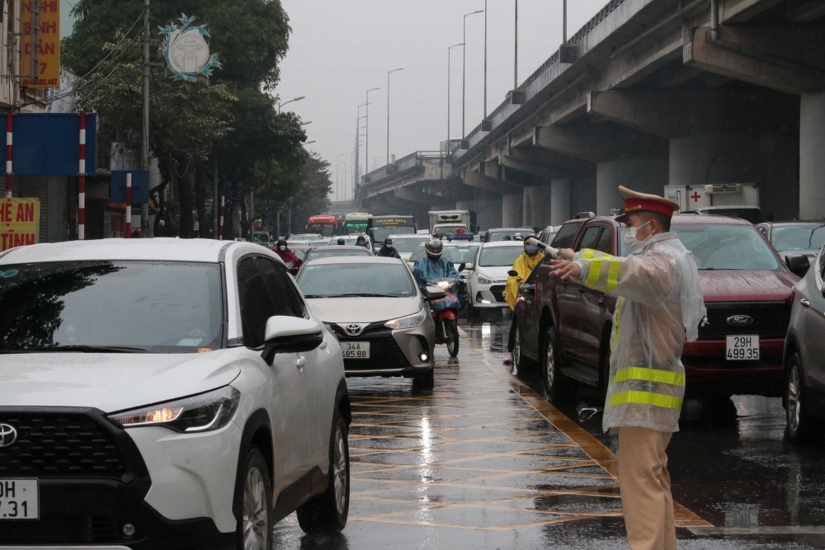 CSGT Ha Noi dam mua dieu tiet giao thong ngay nghi cuoi cung dip Tet-Hinh-5