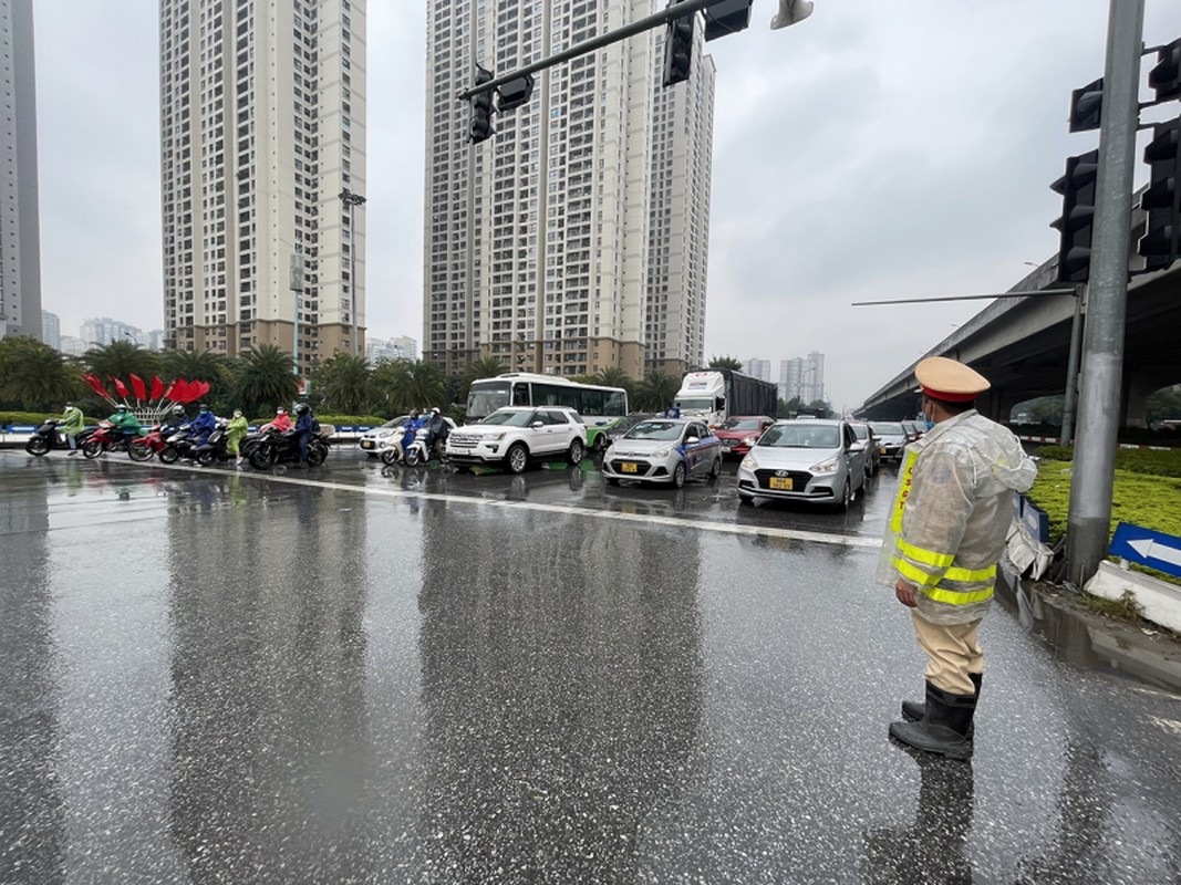 CSGT Ha Noi dam mua dieu tiet giao thong ngay nghi cuoi cung dip Tet-Hinh-6