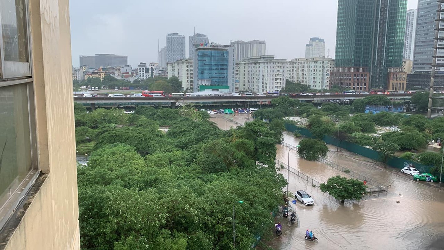 Mua lon keo dai, nhieu tuyen duong Ha Noi ngap sau-Hinh-3