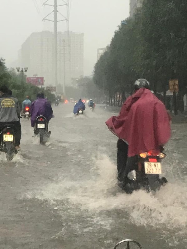 Mua lon keo dai, nhieu tuyen duong Ha Noi ngap sau-Hinh-8