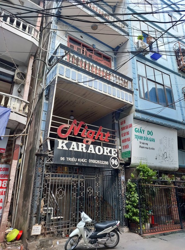 Ha Noi: Nguy co chay no tu loat quan karaoke o pho Trieu Khuc-Hinh-2