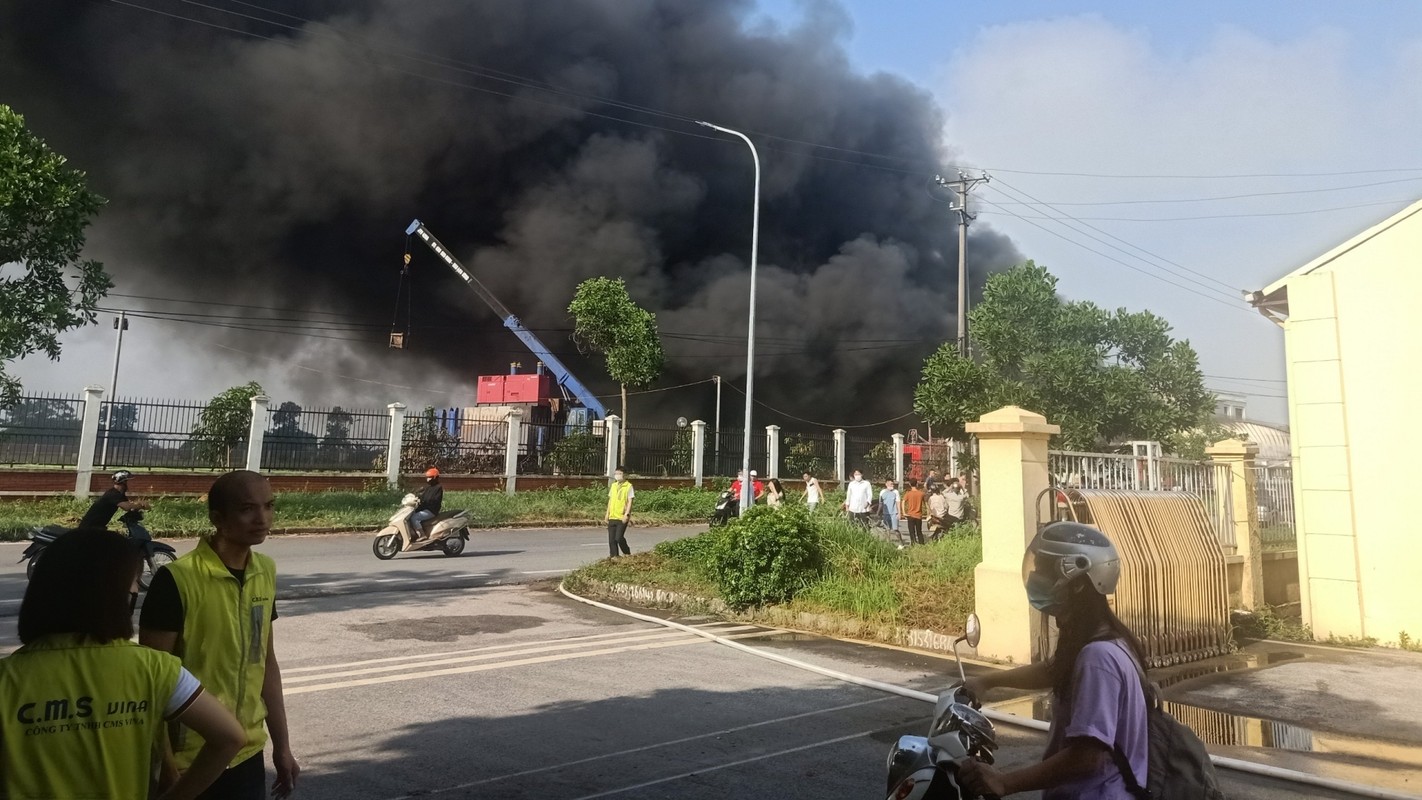 Toan canh chua chay tai kho chua do nhua tai KCN Quang Minh-Hinh-2