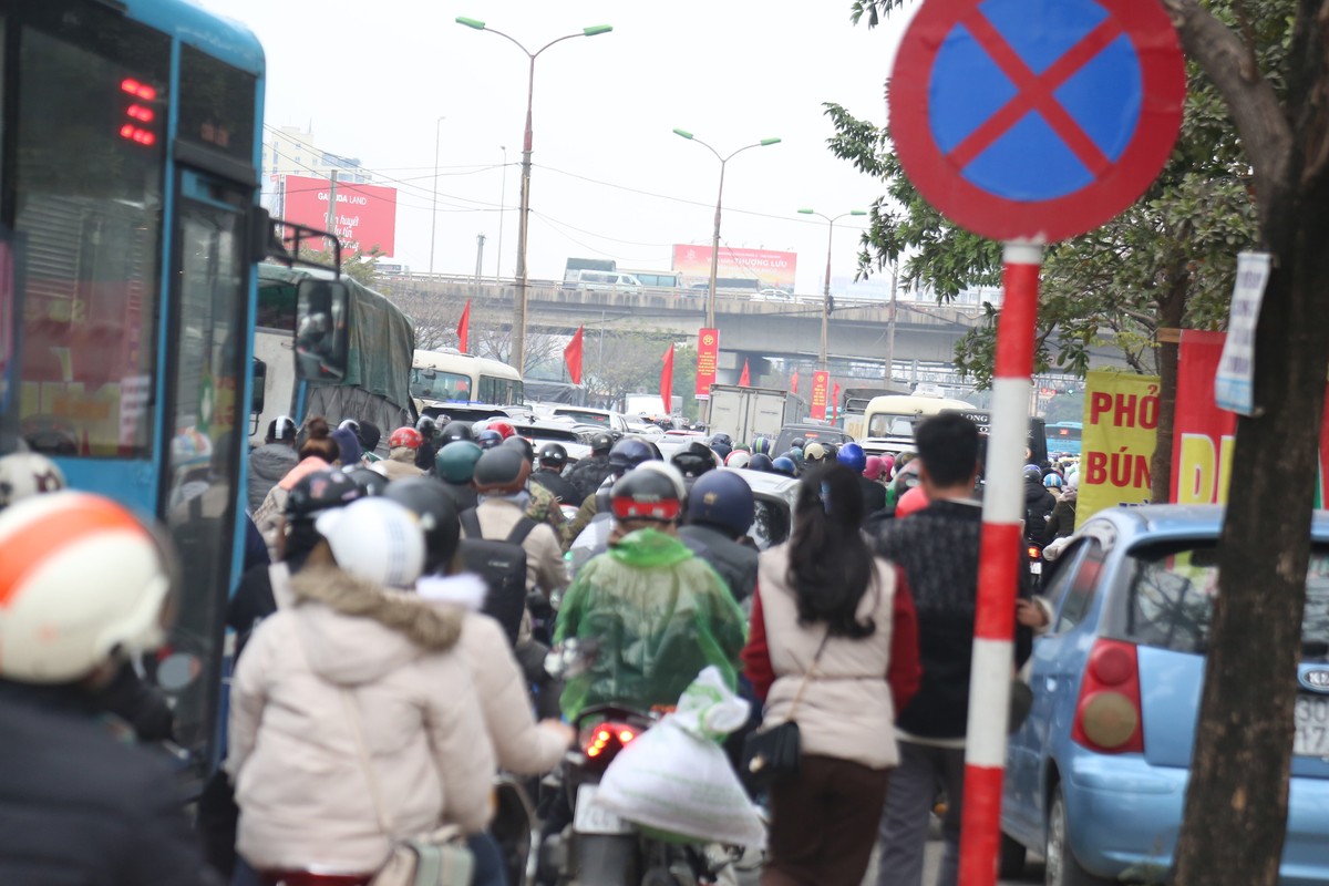 Ngan ngam giao thong Ha Noi un u khi nguoi dan do ve Ha Noi-Hinh-13