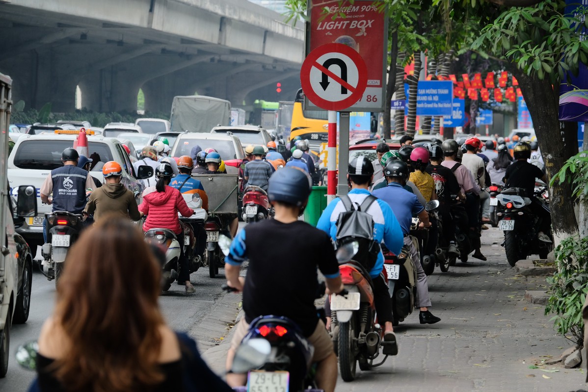 Cua ngo Thu do un u trong ngay lam viec cuoi truoc ky nghi le 30/4-Hinh-5