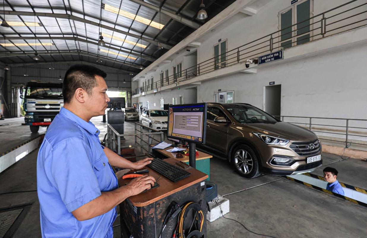 Ha Noi: Trung tam dang kiem lai tai dien “un u”, xe xep hang dai-Hinh-8