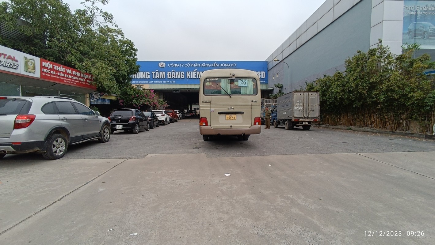 Ha Noi: Trung tam dang kiem lai tai dien “un u”, xe xep hang dai