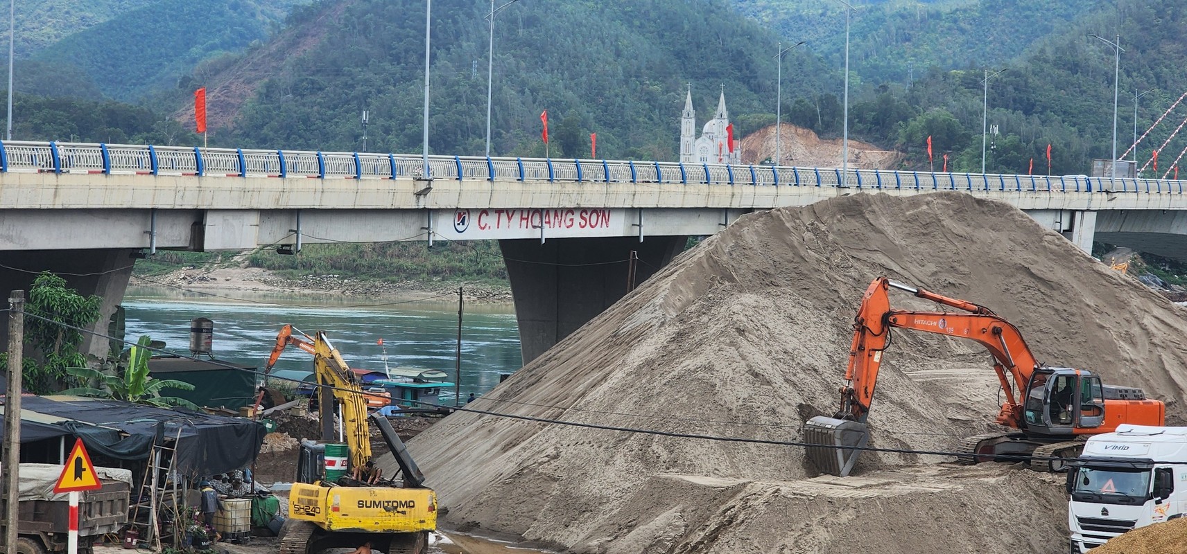 Chan cau Hoa Binh 2 “ngat tho“ boi cac bai tap ket VLXD-Hinh-2