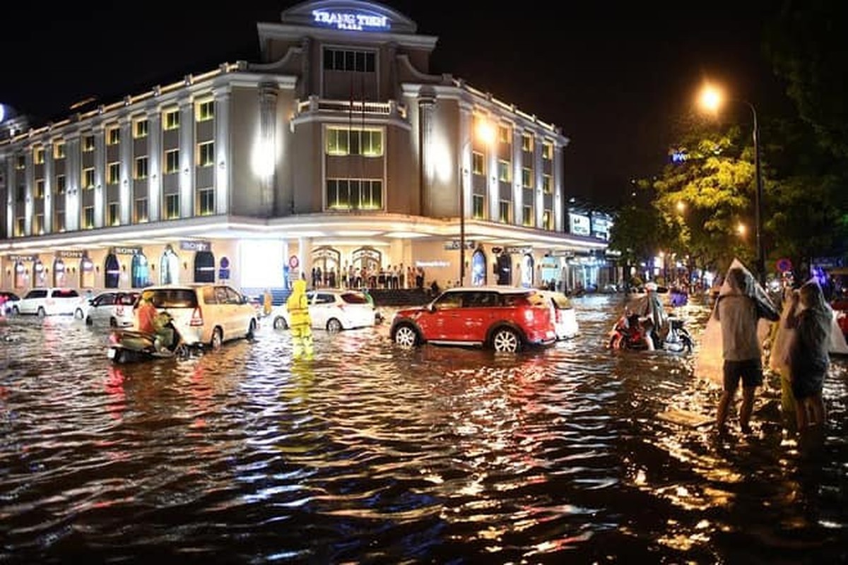 Mua lon cuoi gio chieu, Ha Noi lai ngap nang-Hinh-4