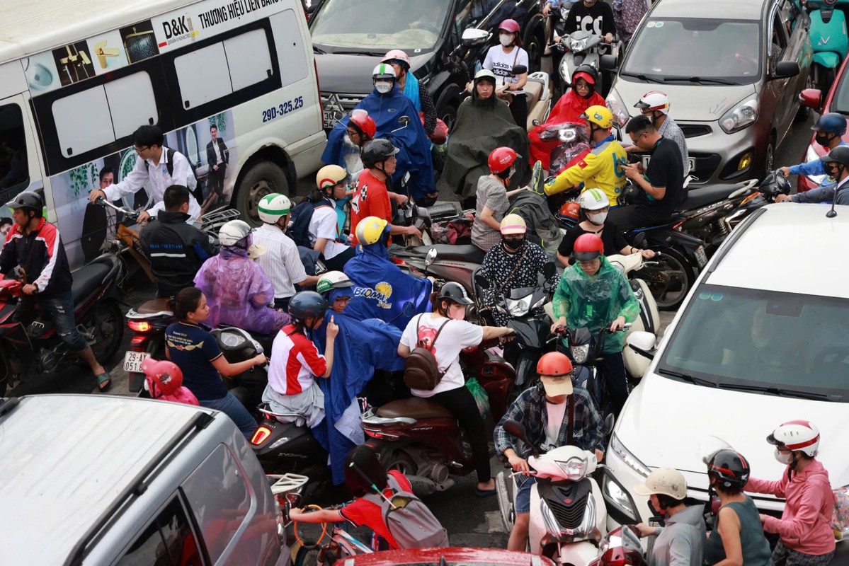 View - 	Bão số 3: Cây đổ, nhà sập, giao thông Hà Nội hỗn loạn