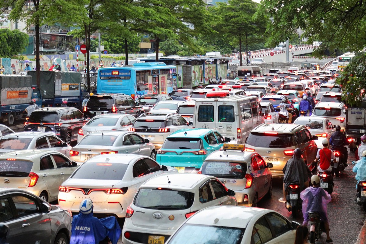 View - 	Bão số 3: Cây đổ, nhà sập, giao thông Hà Nội hỗn loạn