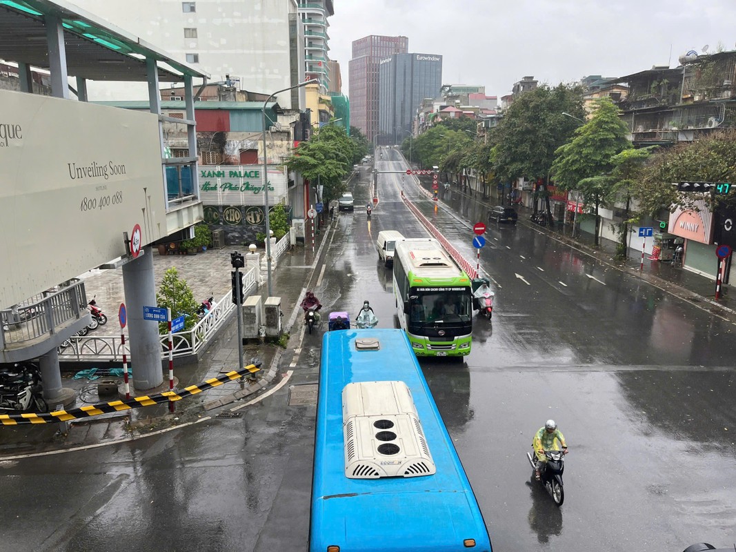 View - 	Đường phố Hà Nội vắng lặng đón bão số 3 Yagi