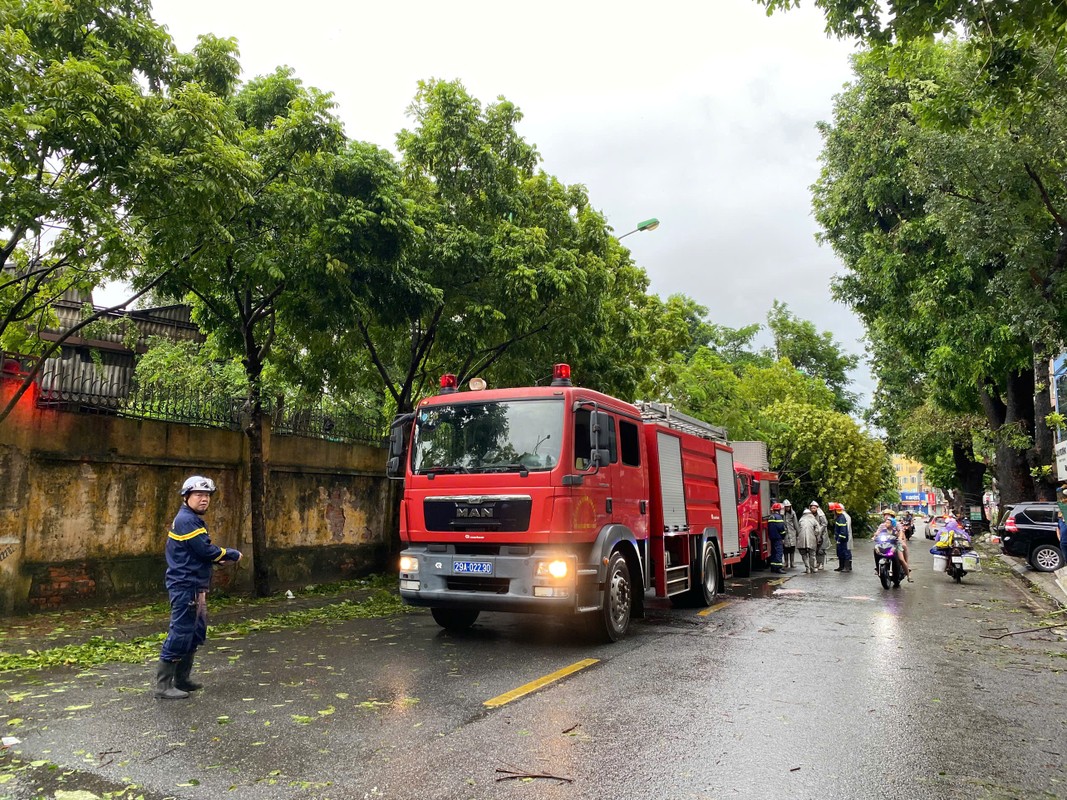 Bao so 3 Yagi di qua, duong pho Ha Noi ngon ngang