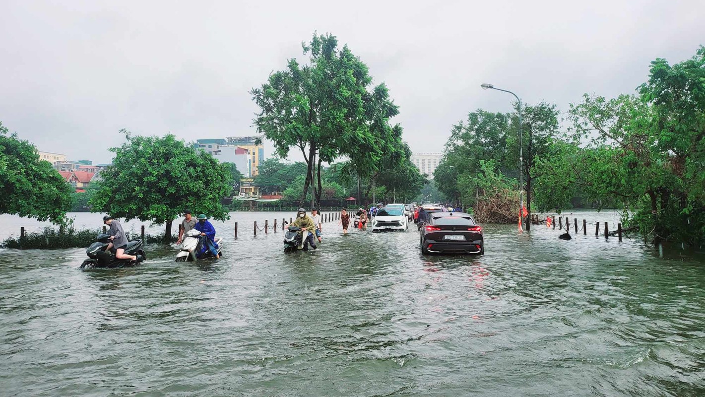 View - 	Ngày làm việc đầu tuần giao thông Hà Nội hỗn loạn vì ngập sâu