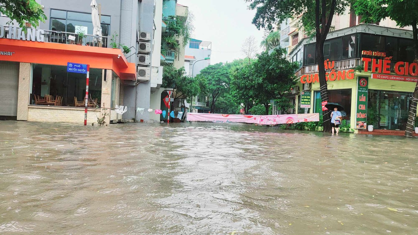 View - 	Ngày làm việc đầu tuần giao thông Hà Nội hỗn loạn vì ngập sâu