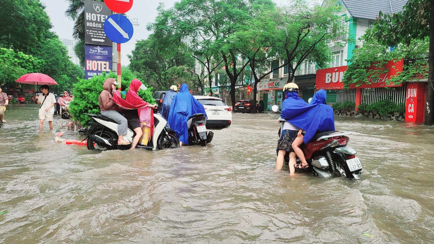 View - 	Ngày làm việc đầu tuần giao thông Hà Nội hỗn loạn vì ngập sâu