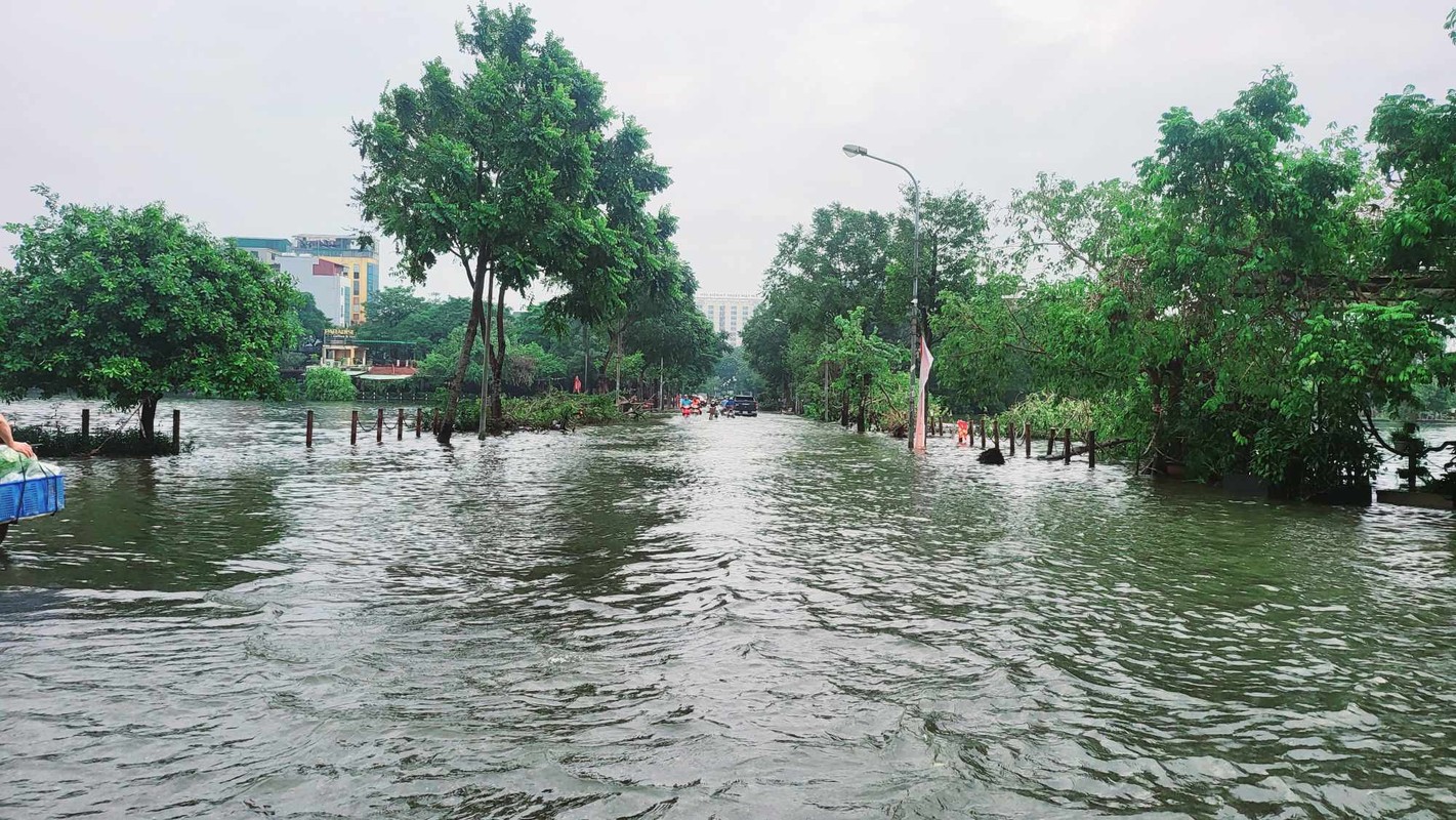 View - 	Ngày làm việc đầu tuần giao thông Hà Nội hỗn loạn vì ngập sâu