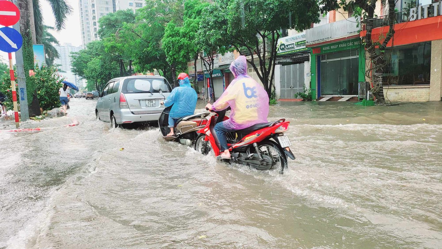 View - 	Ngày làm việc đầu tuần giao thông Hà Nội hỗn loạn vì ngập sâu