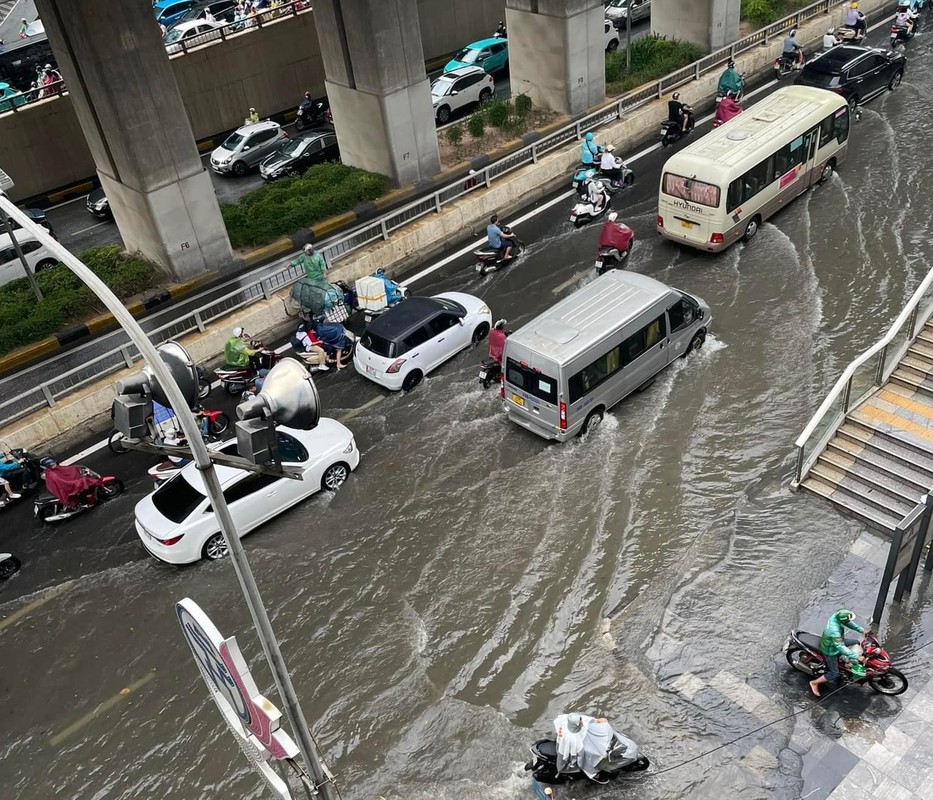 View - 	Ngày làm việc đầu tuần giao thông Hà Nội hỗn loạn vì ngập sâu