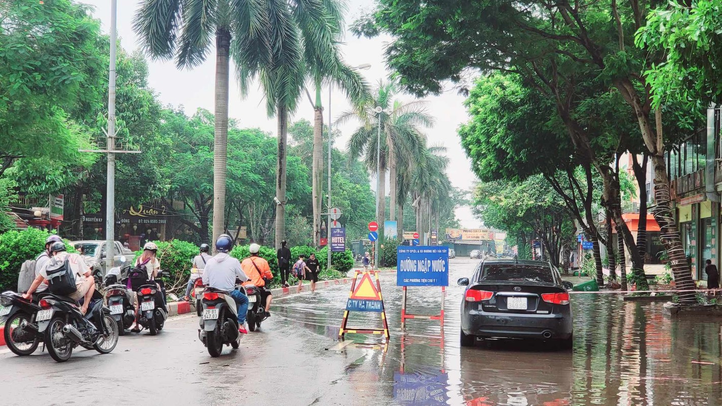 Ngay lam viec dau tuan, giao thong Ha Noi hon loan vi ngap sau