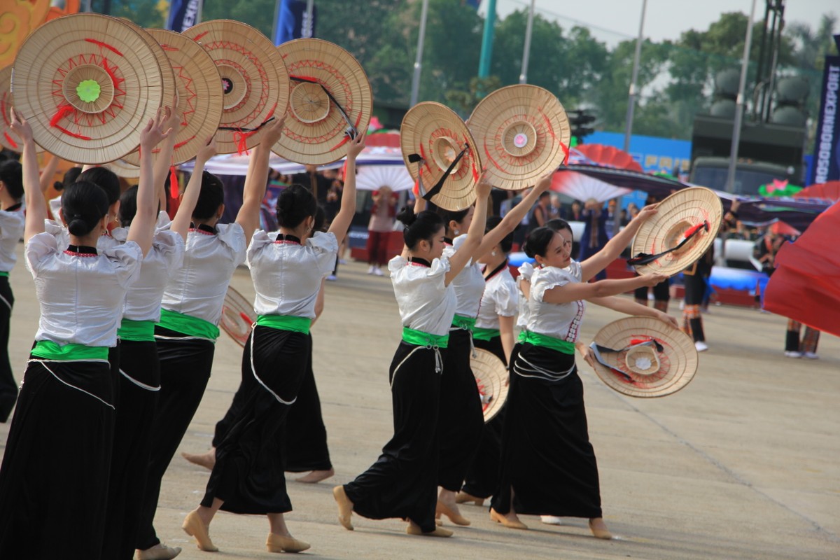 Cuon hut van hoa dan toc tai trien lam Quoc phong quoc te 2024-Hinh-4