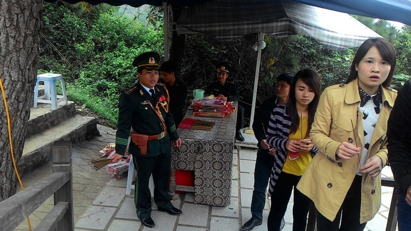 Nguoi dan tap nap vieng Dai tuong Vo Nguyen Giap ngay dau nam-Hinh-6