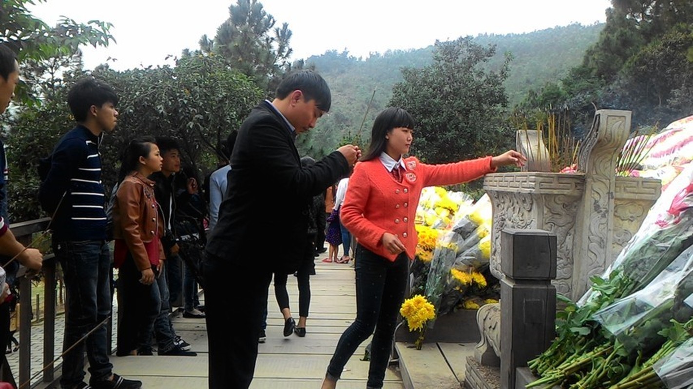 Nguoi dan tap nap vieng Dai tuong Vo Nguyen Giap ngay dau nam-Hinh-8