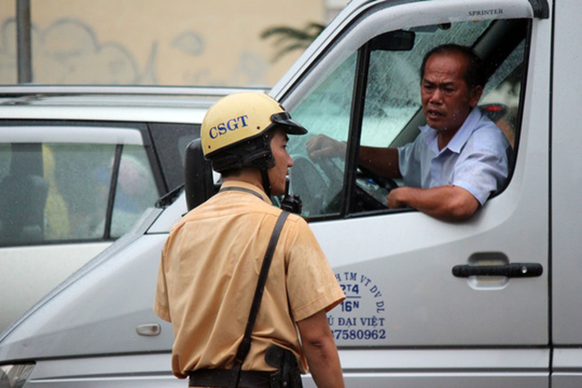 Ket xe kinh hoang, nguoi Sai Gon bat luc duoi mua-Hinh-8