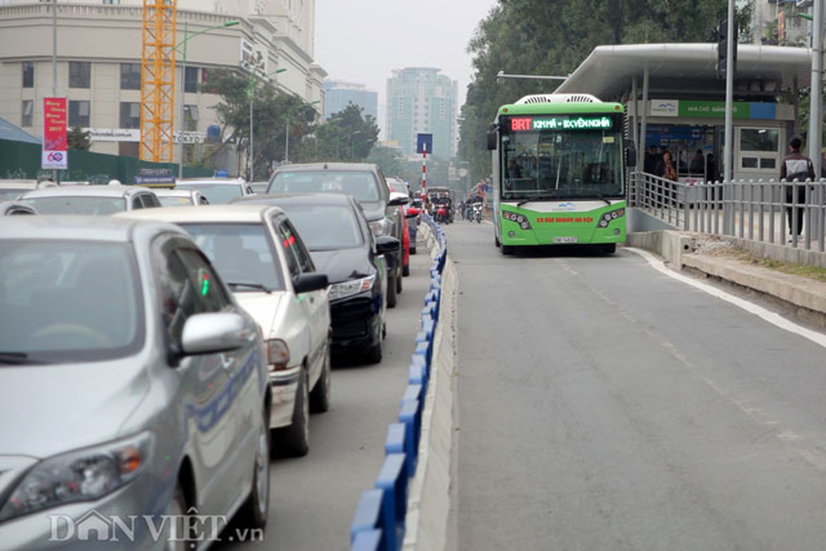 Ke dai phan cach cung, xe may van vo tu lan lan BRT