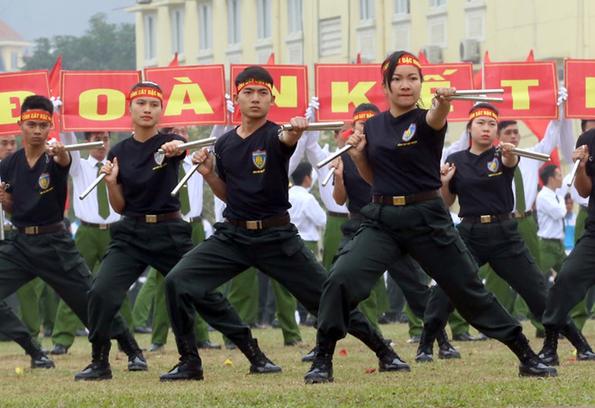 Nu dac nhiem cong pha tang da, tay khong quat nga con do-Hinh-10