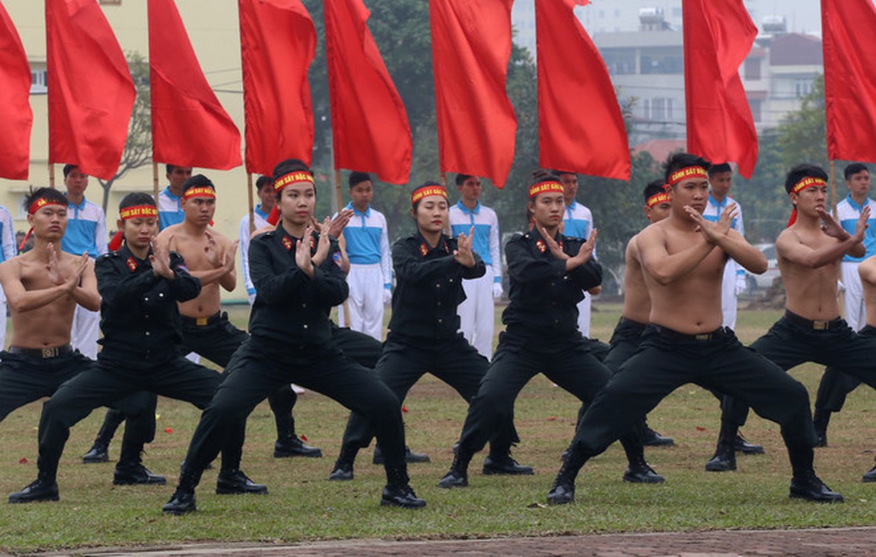 Nu dac nhiem cong pha tang da, tay khong quat nga con do-Hinh-9