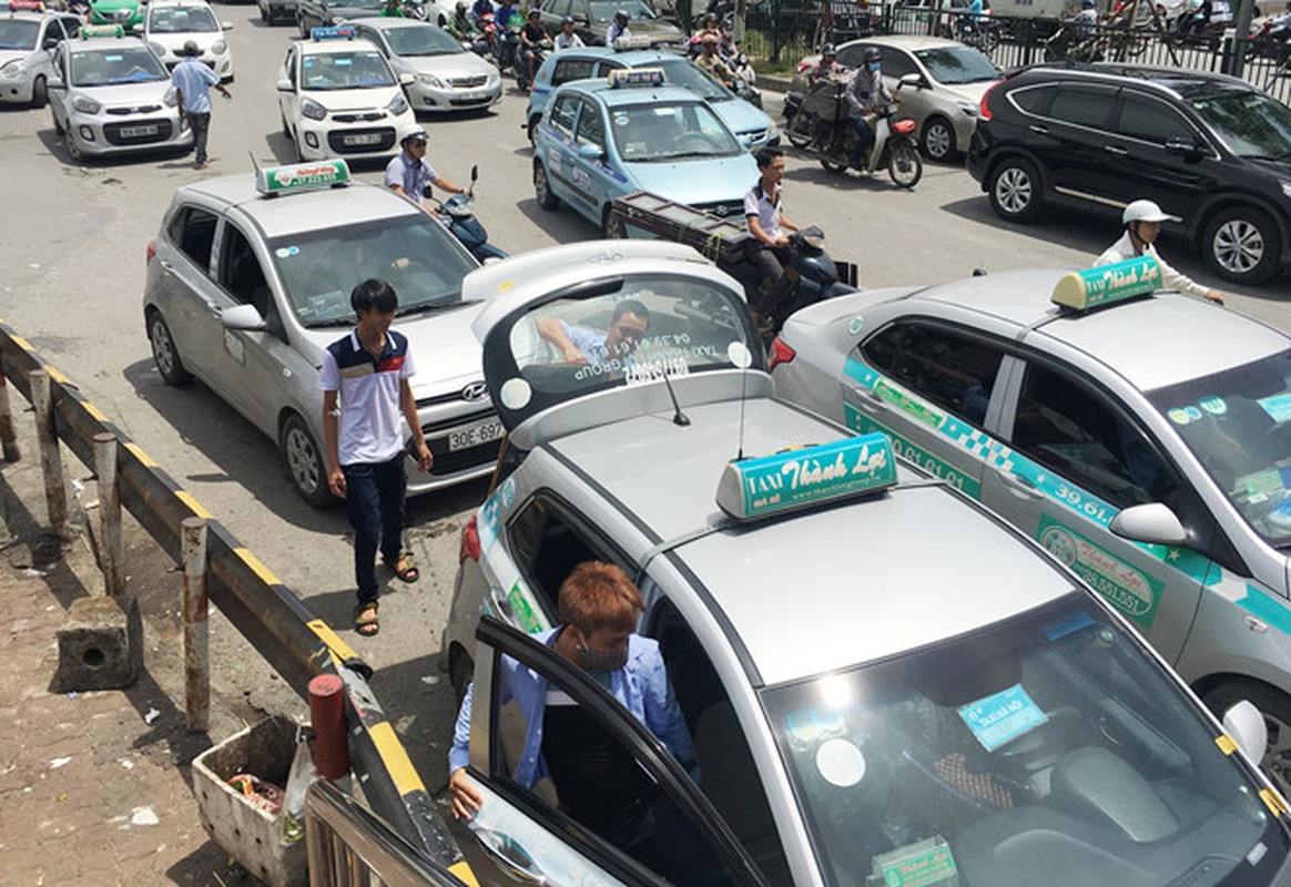 Taxi “quay” cong benh vien, dan hang bit duong xe cap cuu-Hinh-3