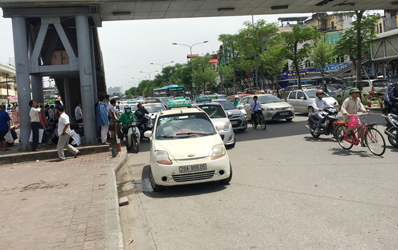 Taxi “quay” cong benh vien, dan hang bit duong xe cap cuu-Hinh-6