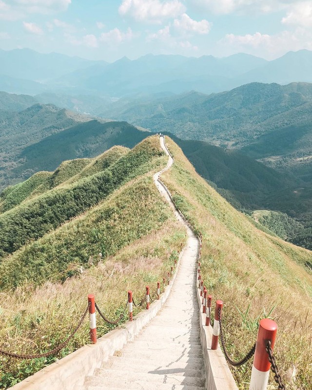 Kham pha duong mon tren dinh nui Binh Lieu voi menh danh 