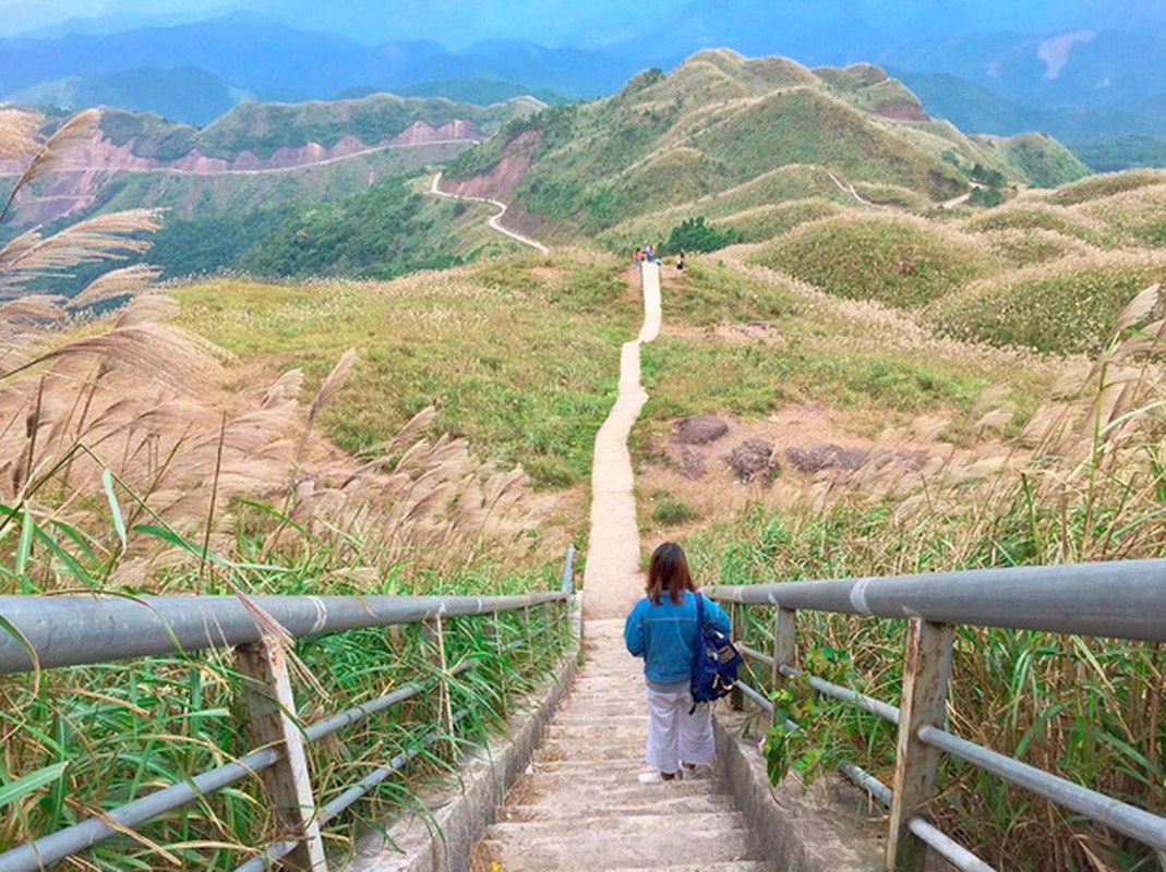 Kham pha duong mon tren dinh nui Binh Lieu voi menh danh 