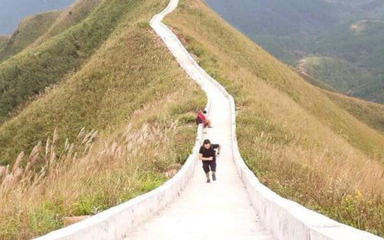 Kham pha duong mon tren dinh nui Binh Lieu voi menh danh 