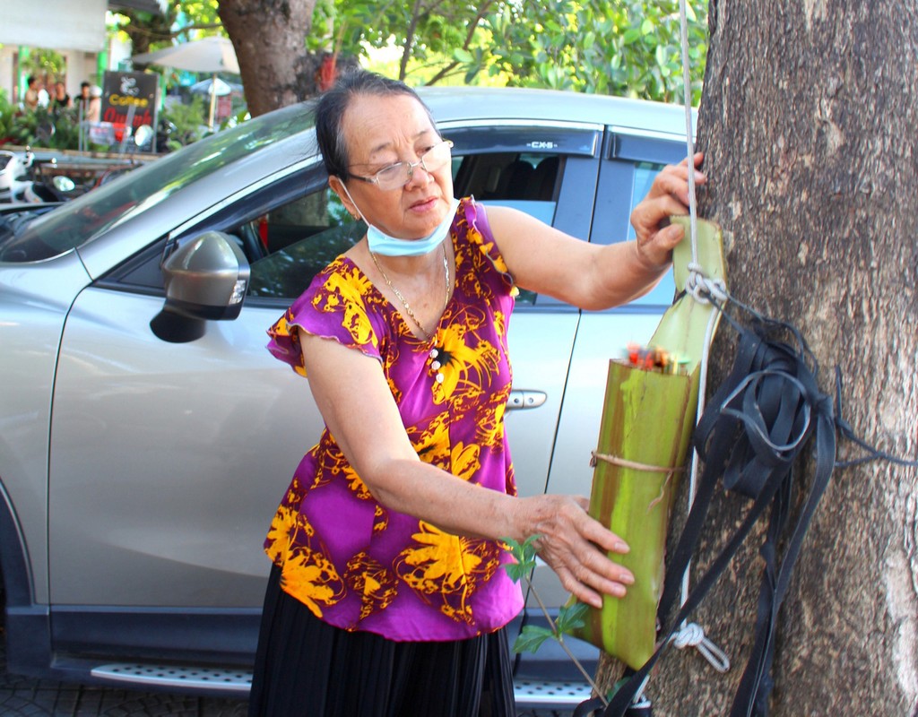 Tuc cung dat doc dao cua nguoi dan vung “ngu Quang“-Hinh-8